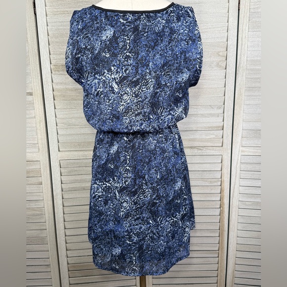 FYLO Sleeveless Midi Dress with Cutout V Bust Black/Blue Print-S (petite) - Picture 3 of 3